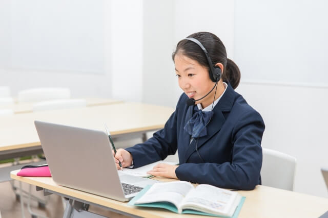 ヘッドフォンを着けて学ぶ女子高生