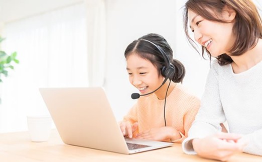 ヘッドセットをつけてパソコンを使う親子